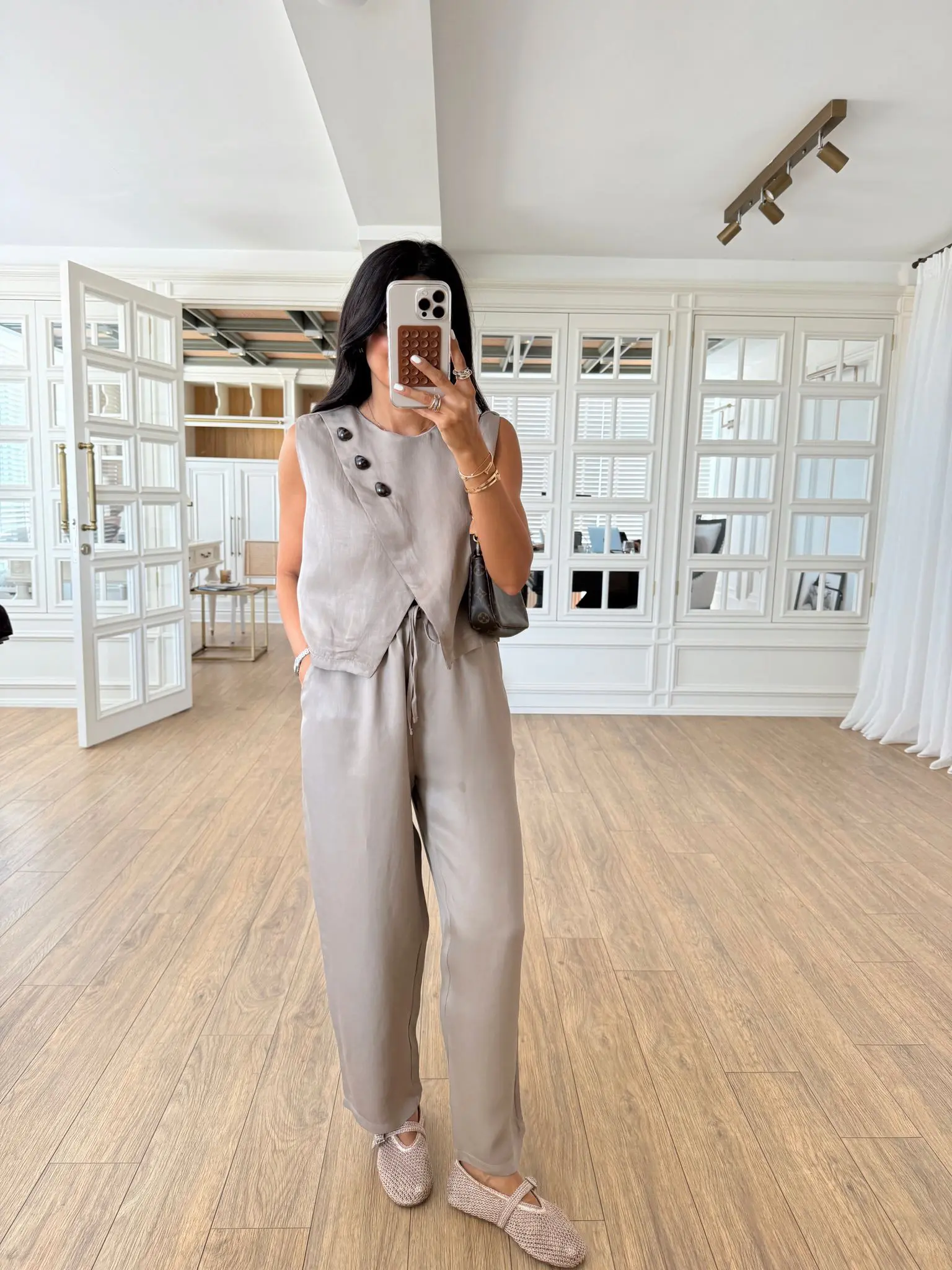 Parlak Çapraz Düğme Detaylı Asimetrik Bluz-Pantolon Takım