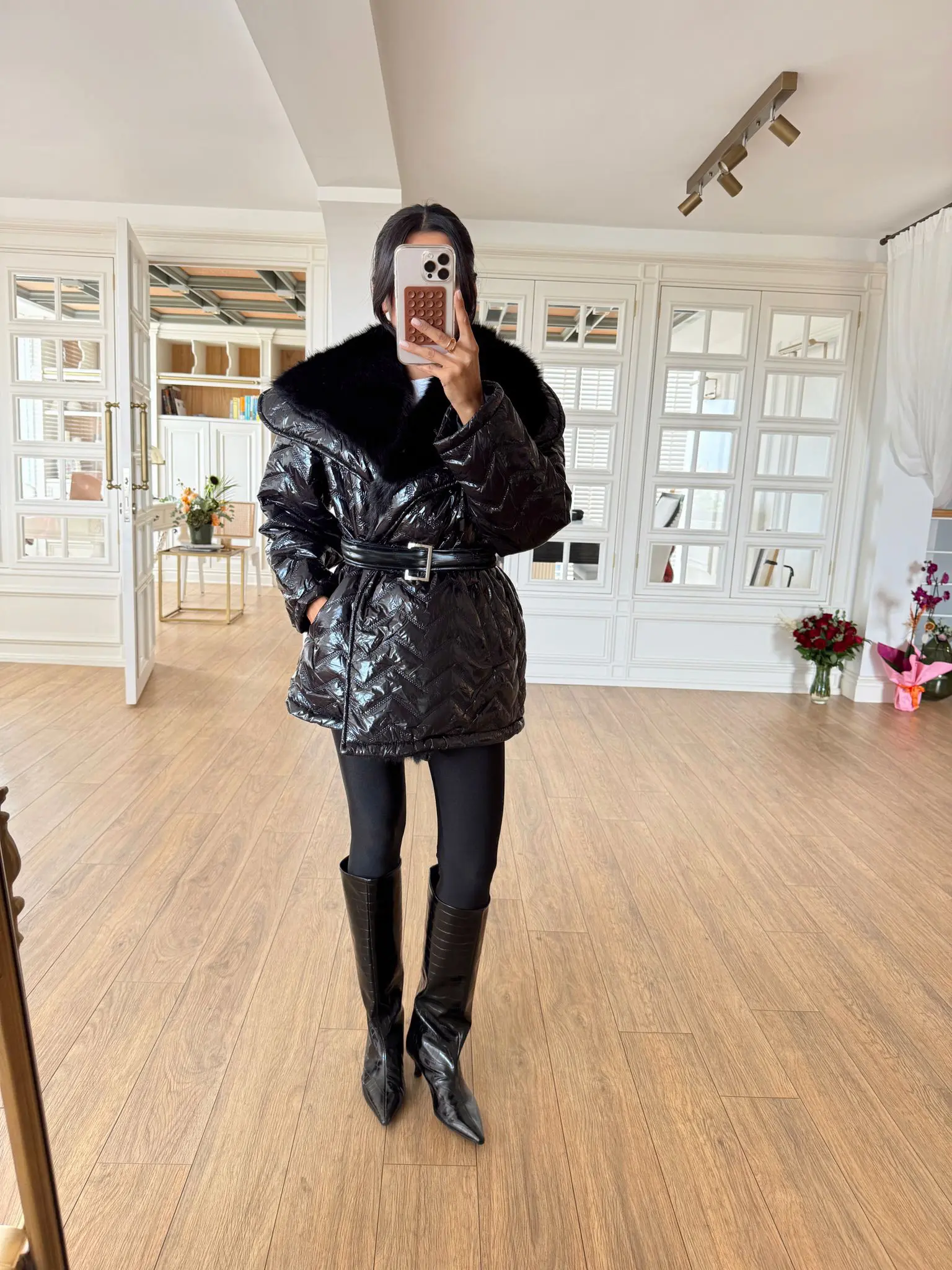 Kemerli Yaka Kürk Detaylı Kapitone Mont - Siyah, 36-38