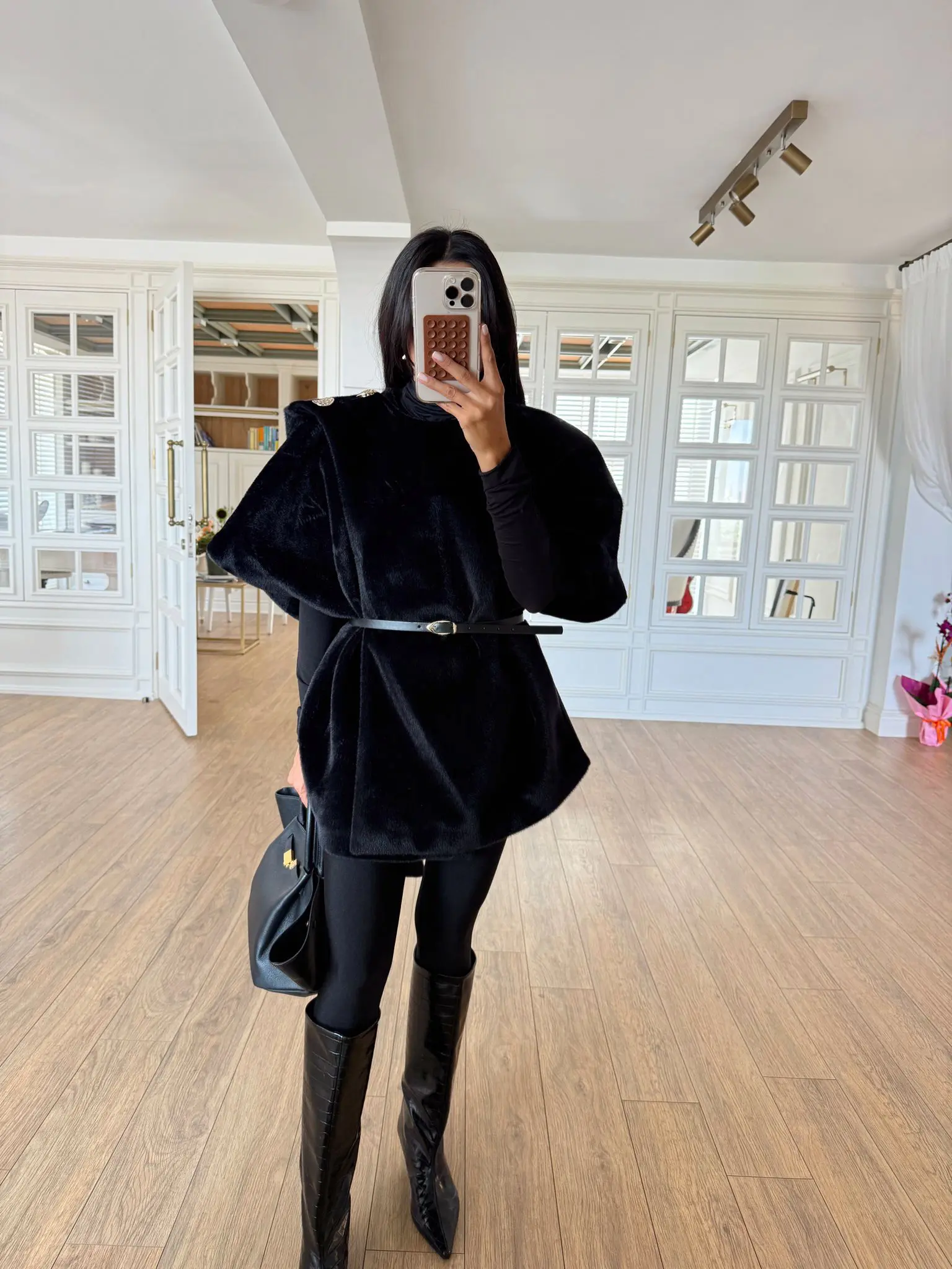 Riyanna Boyun Şallı Gold Düğmeli Kürk Yelek - Siyah, Standart