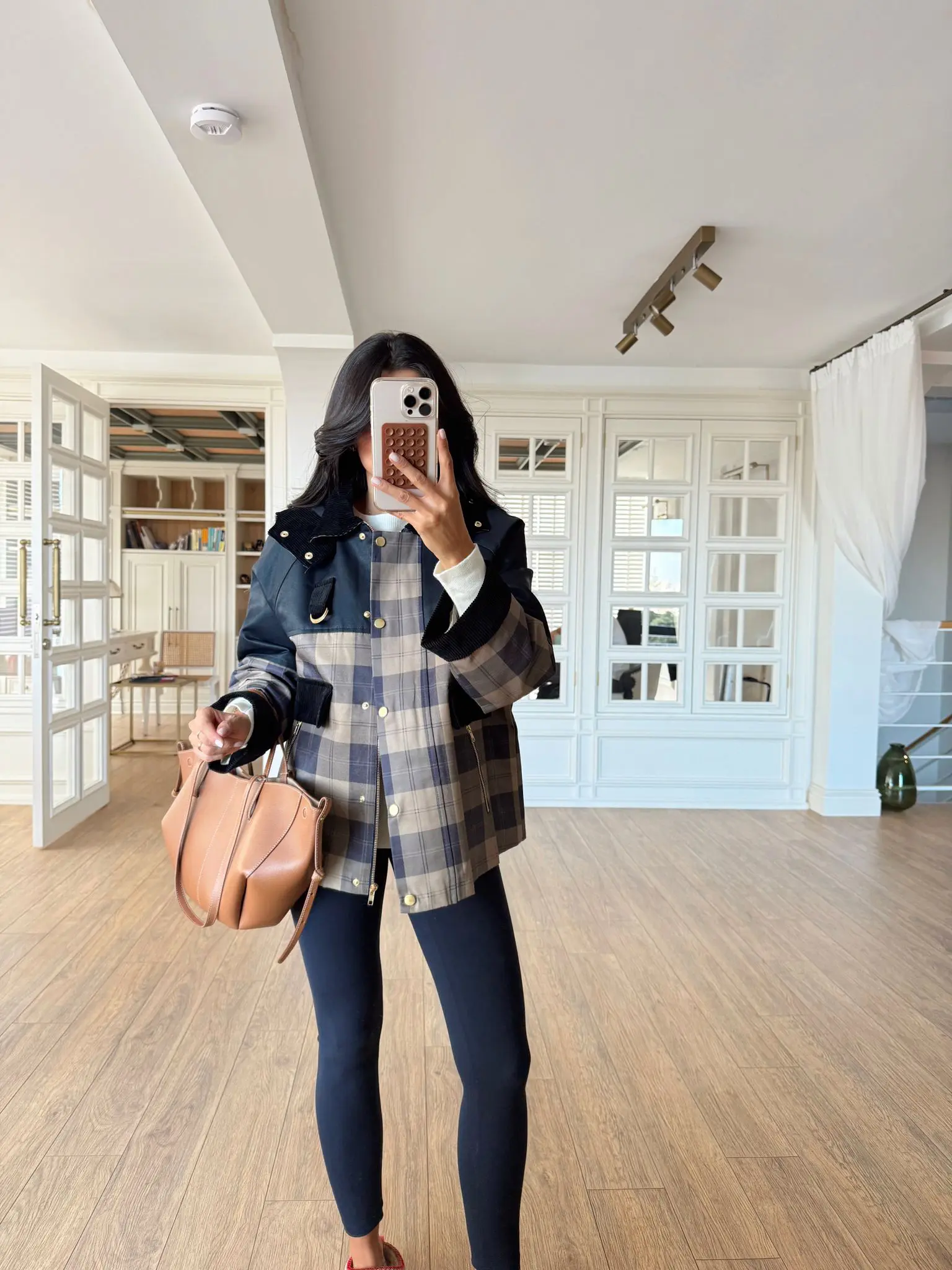 April Kadife Yaka Detaylı Ekoseli Mont