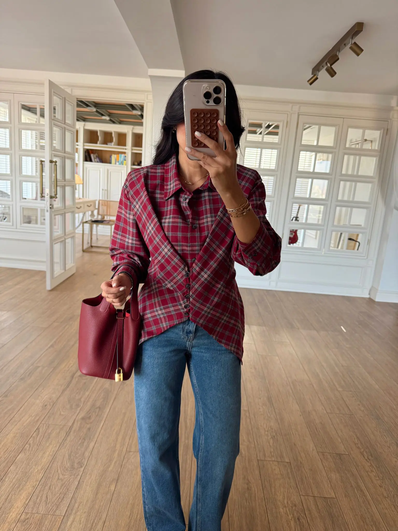 Kareli Omuz Vatkalı Asimetrik Detaylı Ön Çift Düğmeli Gömlek