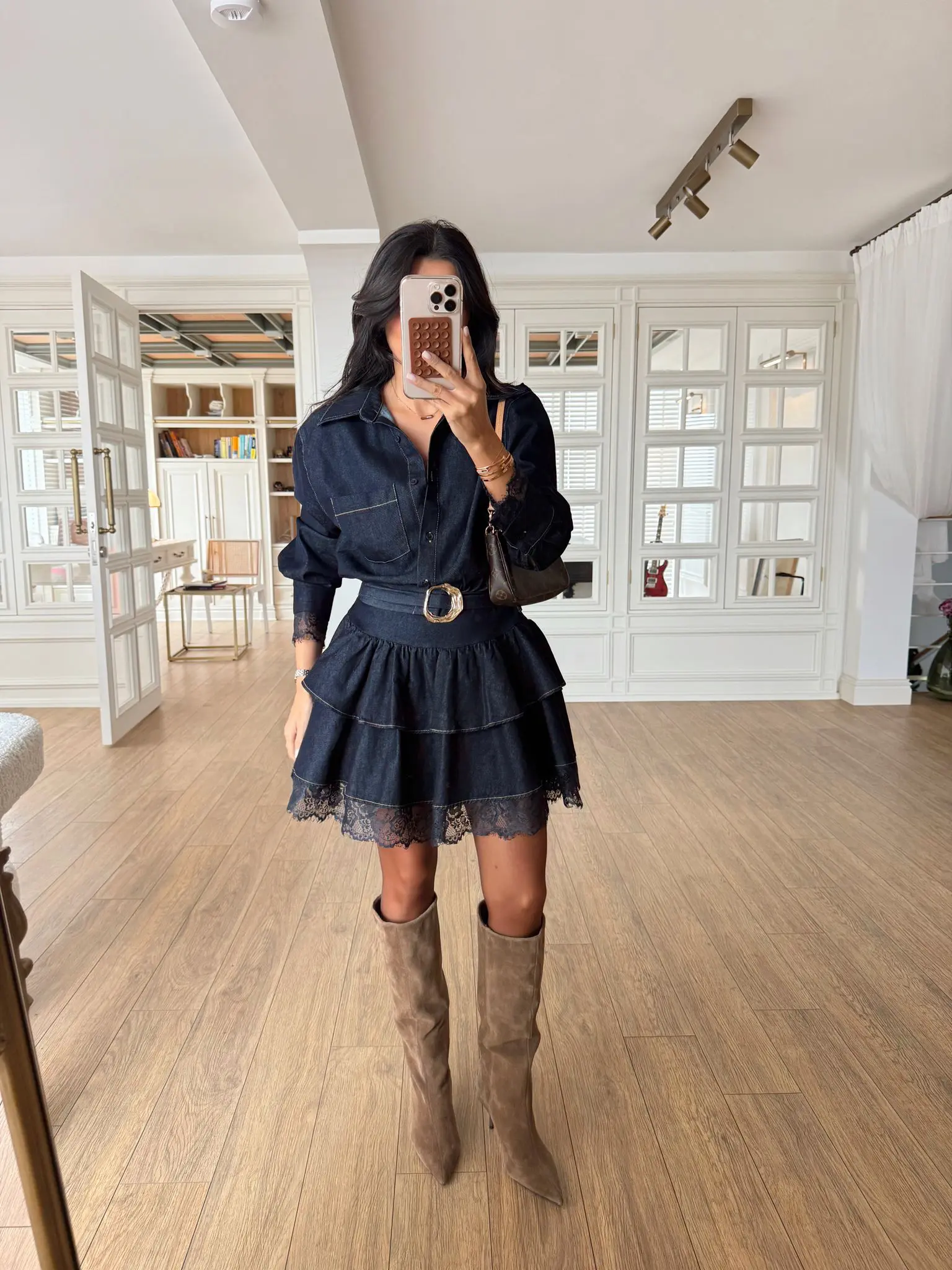 Toka Kuşaklı Dantel Detaylı Eteği Volanlı Elbise