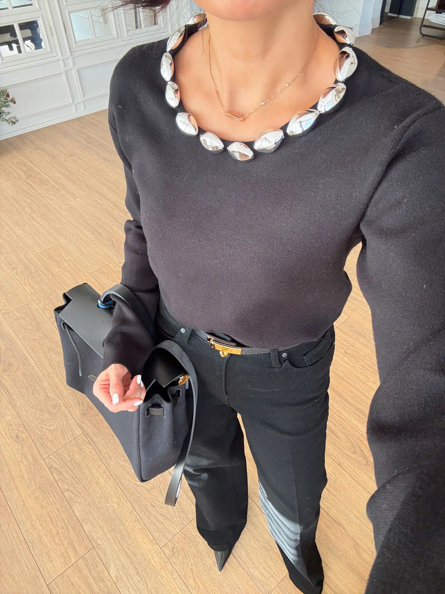 Yakası Boncuk Taş Detaylı Triko - Siyah, Standart