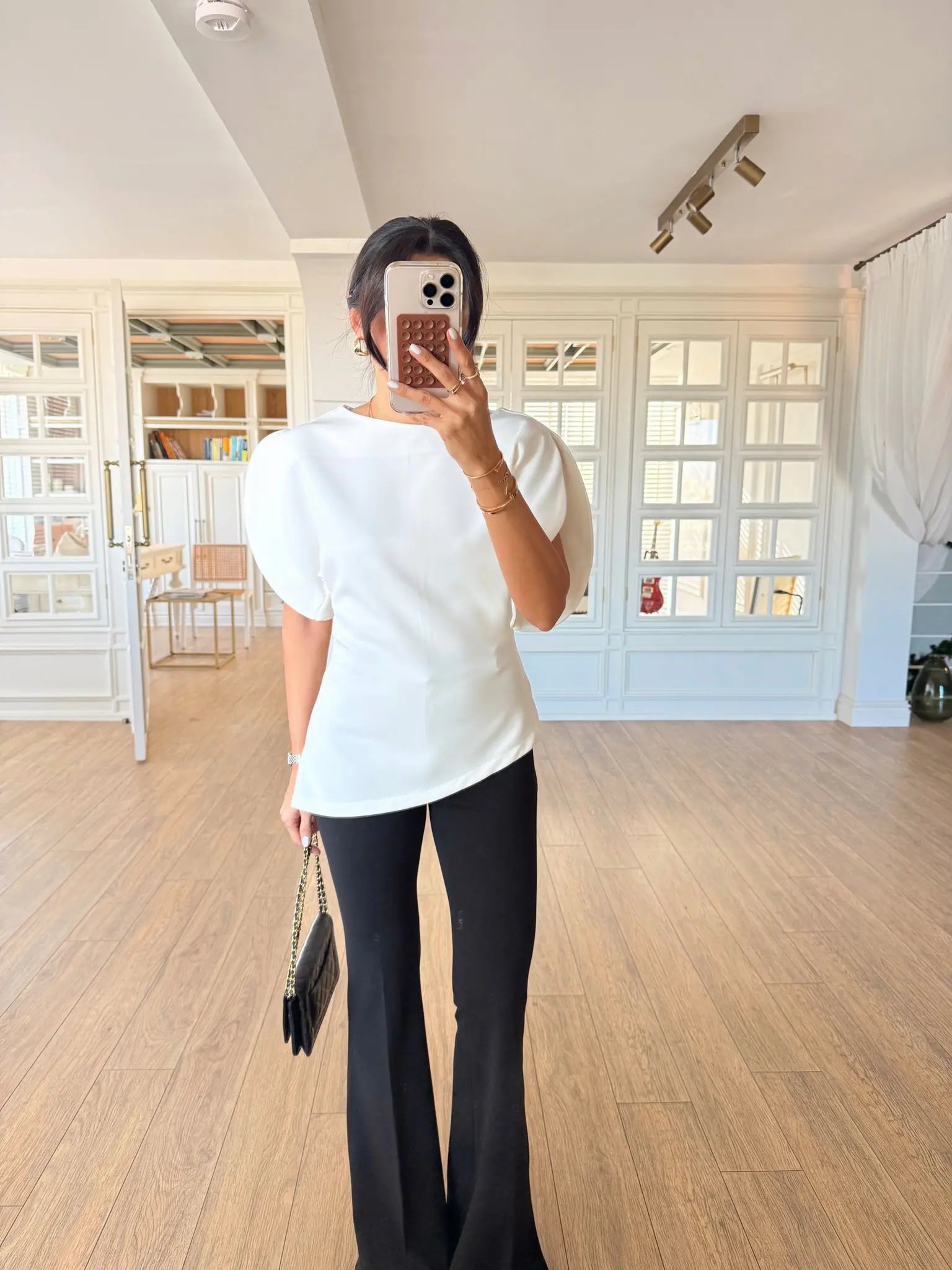 Oval Kol Kesim Detaylı Asimetrik Bluz