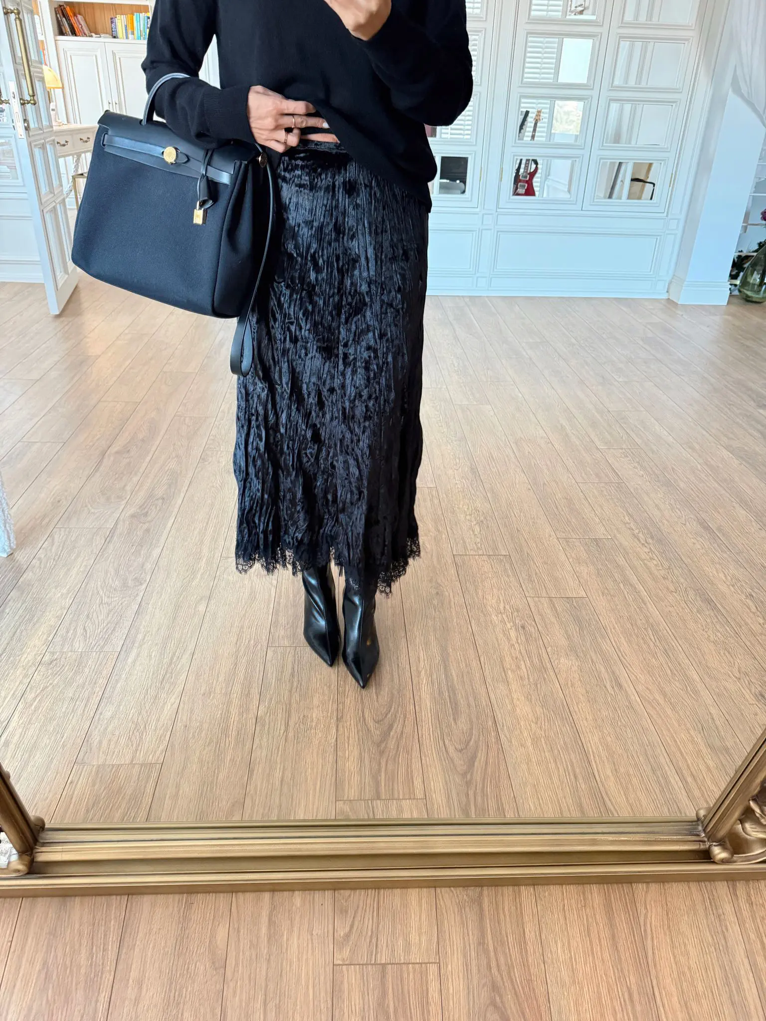 Temowin Kadife Dokulu Etek Ucu Dantelli Kendinden Kırışık Midi Etek