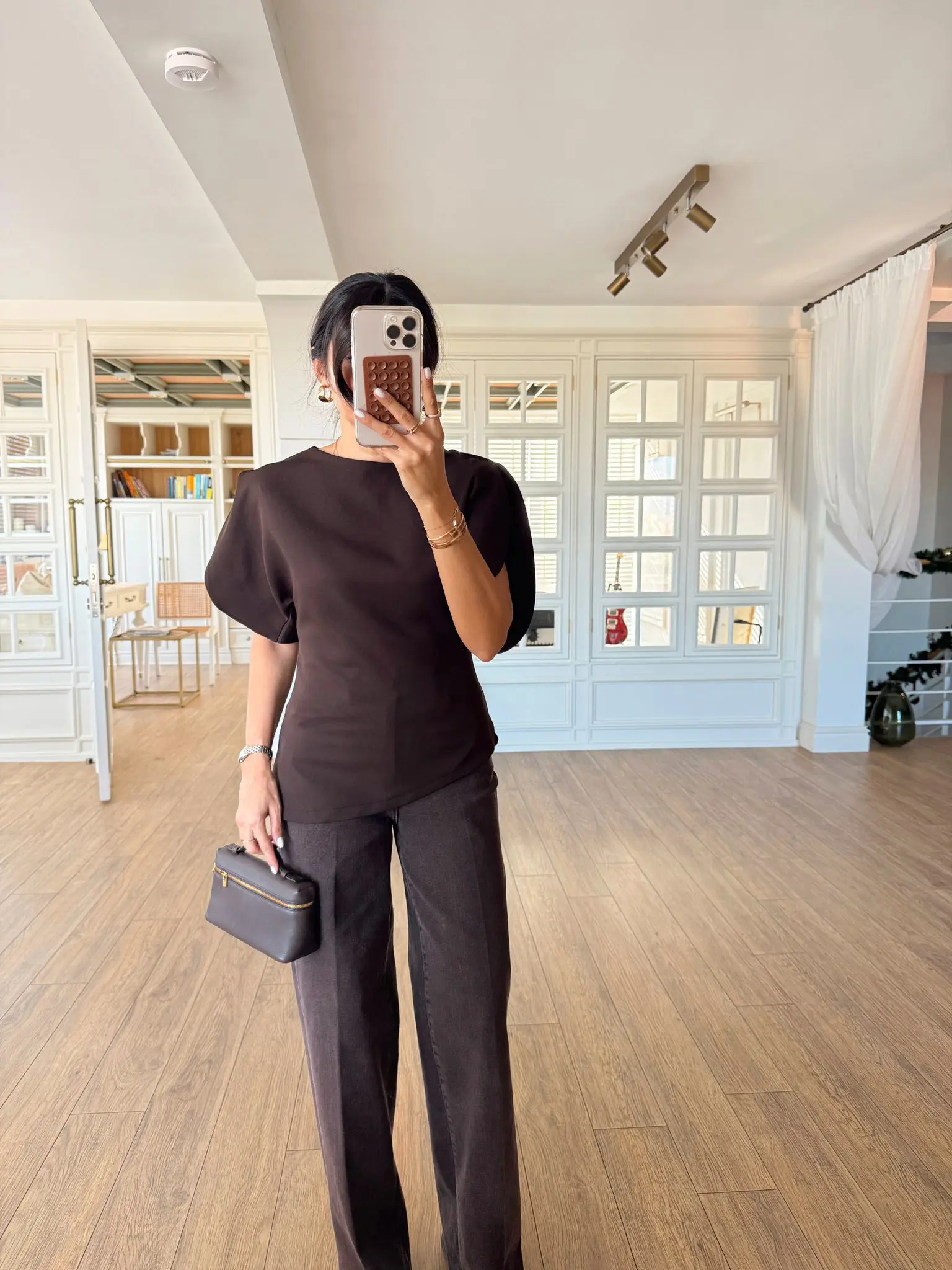 Oval Kol Kesim Detaylı Asimetrik Bluz