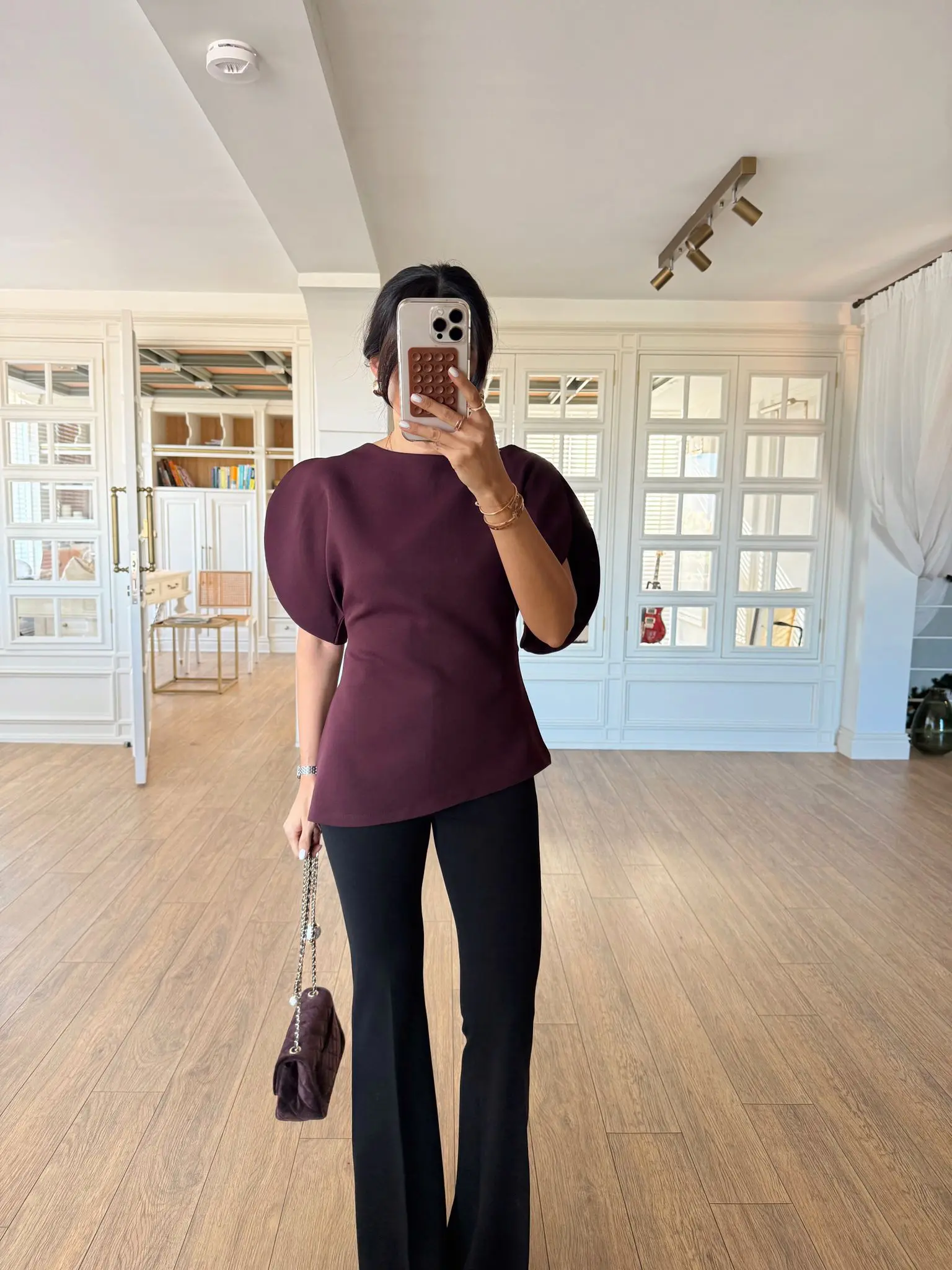 Oval Kol Kesim Detaylı Asimetrik Bluz