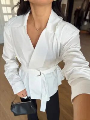 Saggy Beyaz Kuşaklı Çıt Çıt Düğmeli Omuz Vatkalı Gömlek