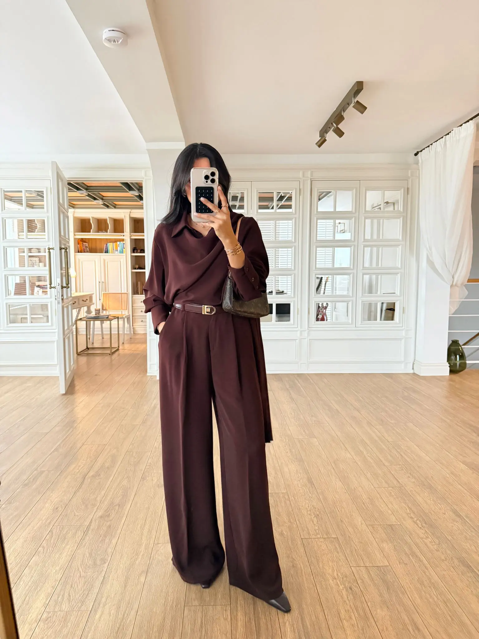 Boyun Şallı Gömlek Kemerli Pantolon Takım