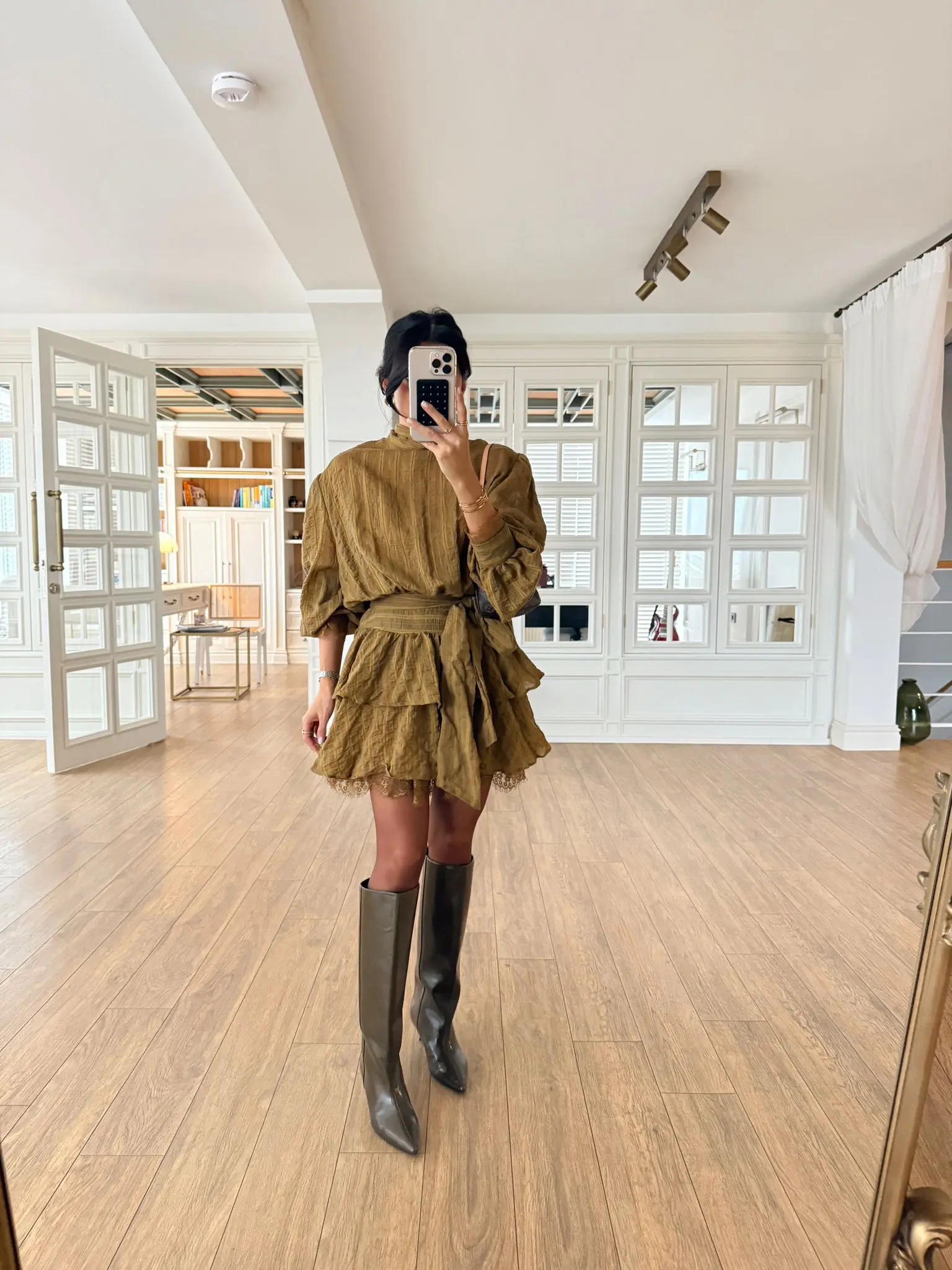 Patrica Eteği Katlı Dantel Detaylı Elbise