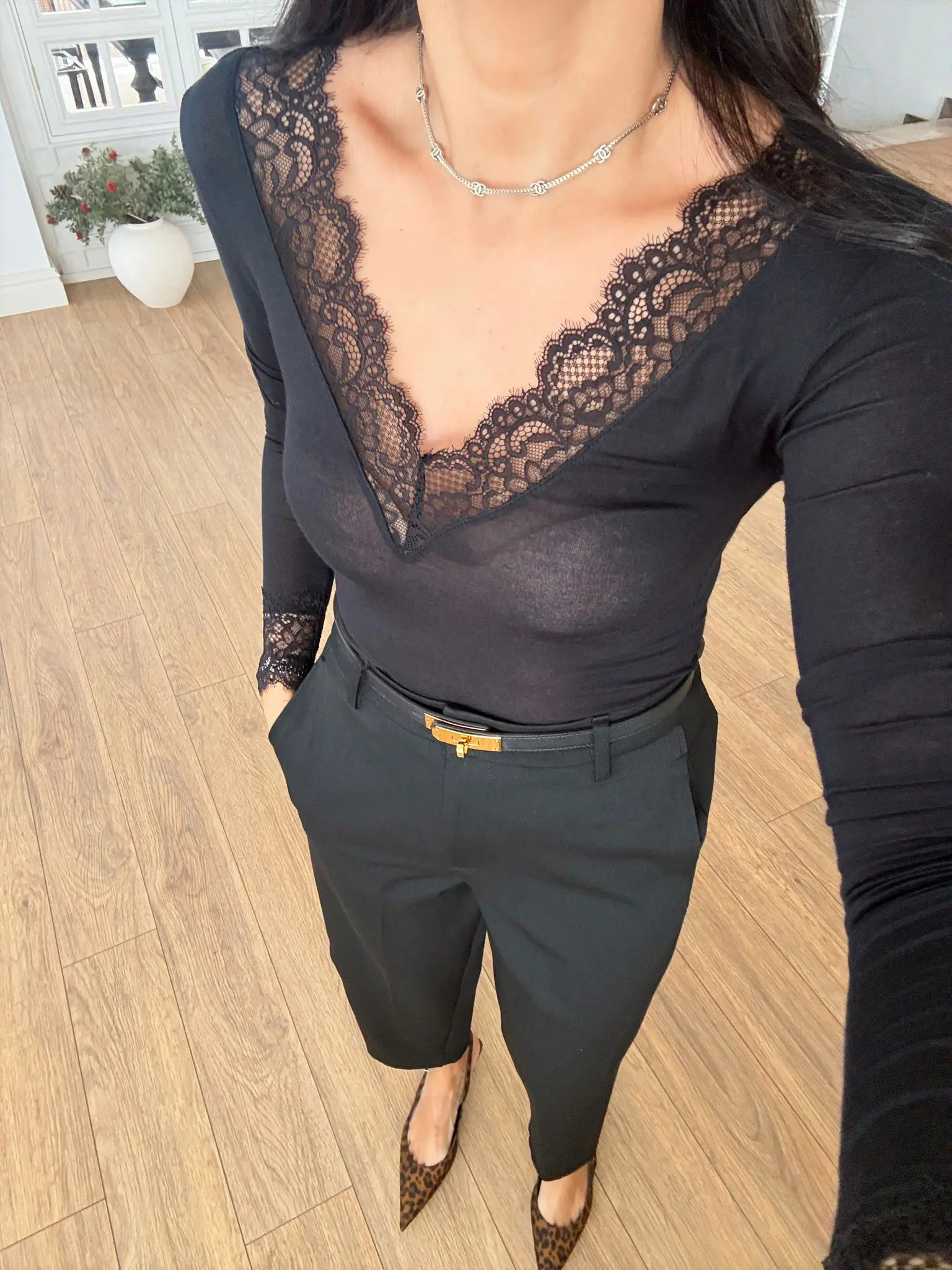 Ducati Yaka Bilek Dantel Detaylı Bluz