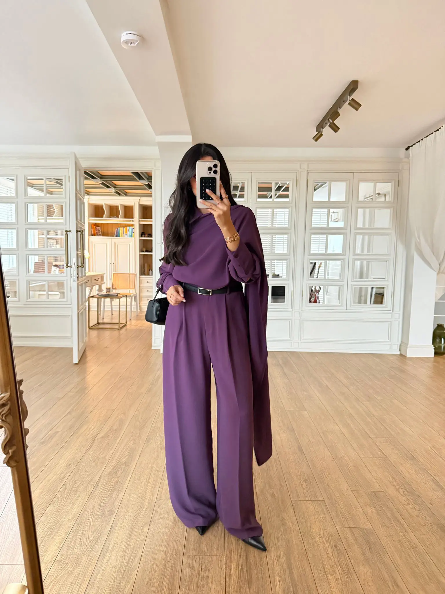 Boyun Şallı Gömlek Kemerli Pantolon Takım