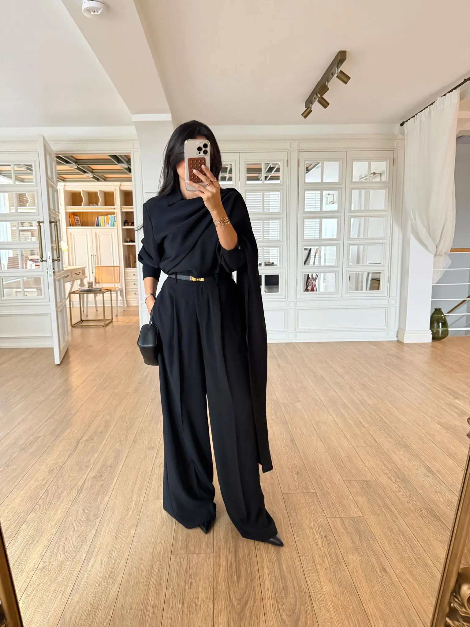 Boyun Şallı Gömlek Kemerli Pantolon Takım