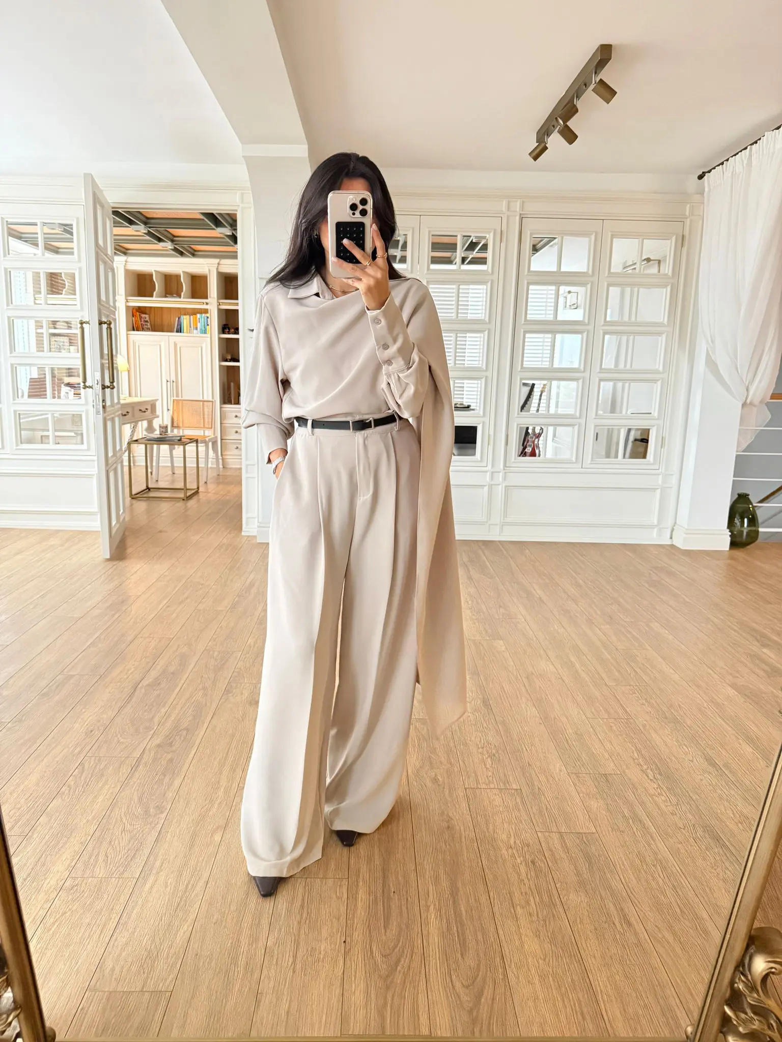 Boyun Şallı Gömlek Kemerli Pantolon Takım