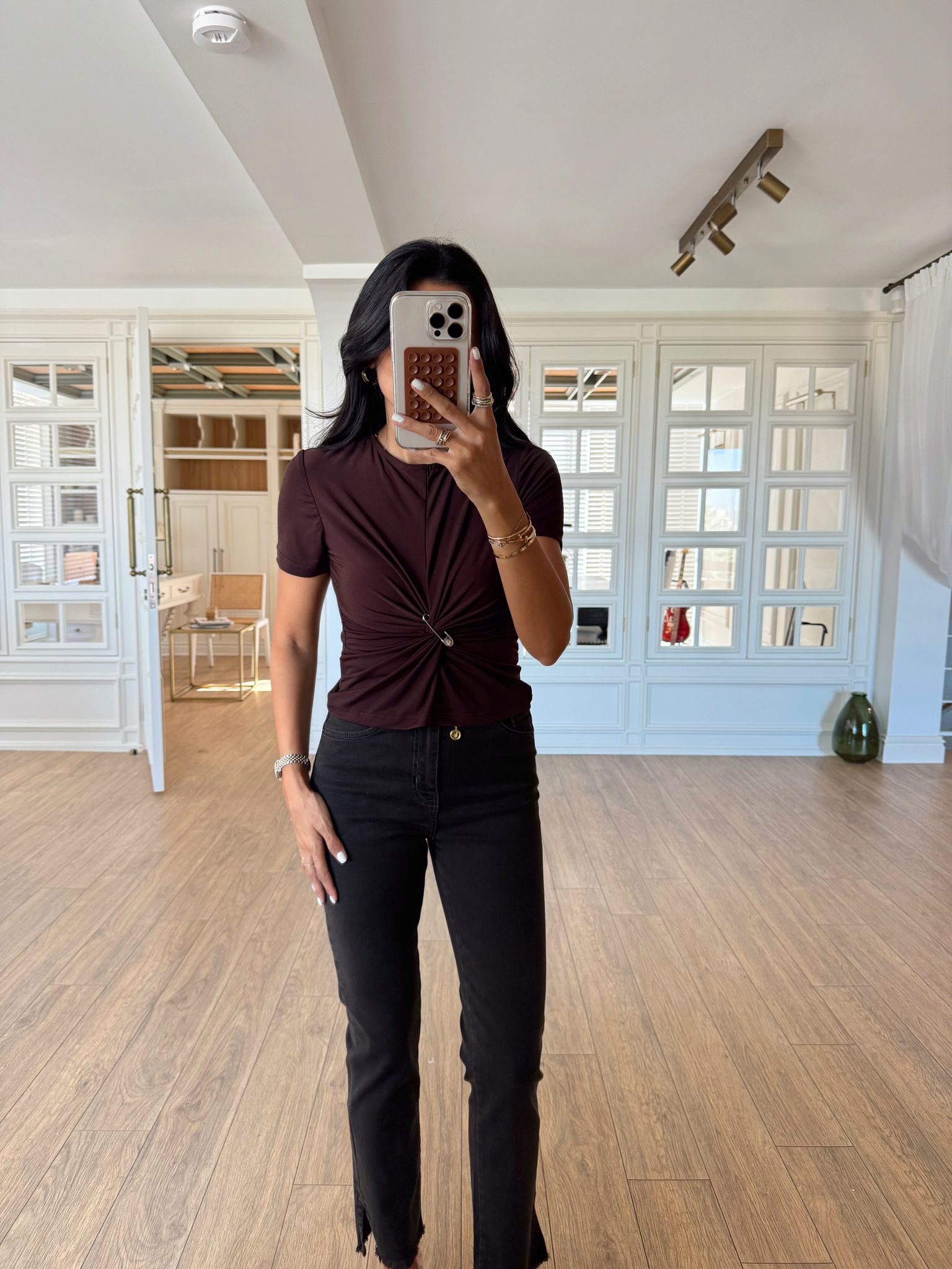 Relusa Çengel Süs Detaylı Kısa Kollu Bluz