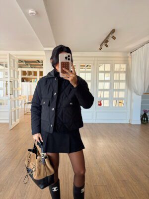 Yakası Deri Siyah Düğmeli Kapitone Mont