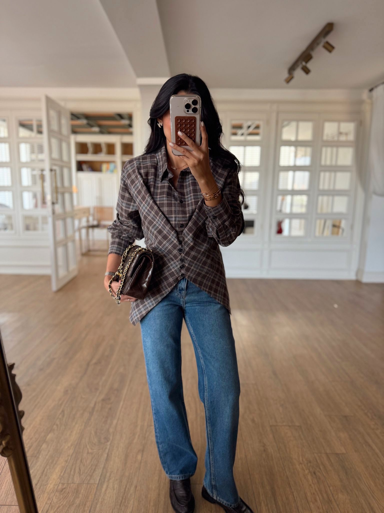 Kareli Omuz Vatkalı Asimetrik Detaylı Ön Çift Düğmeli Gömlek