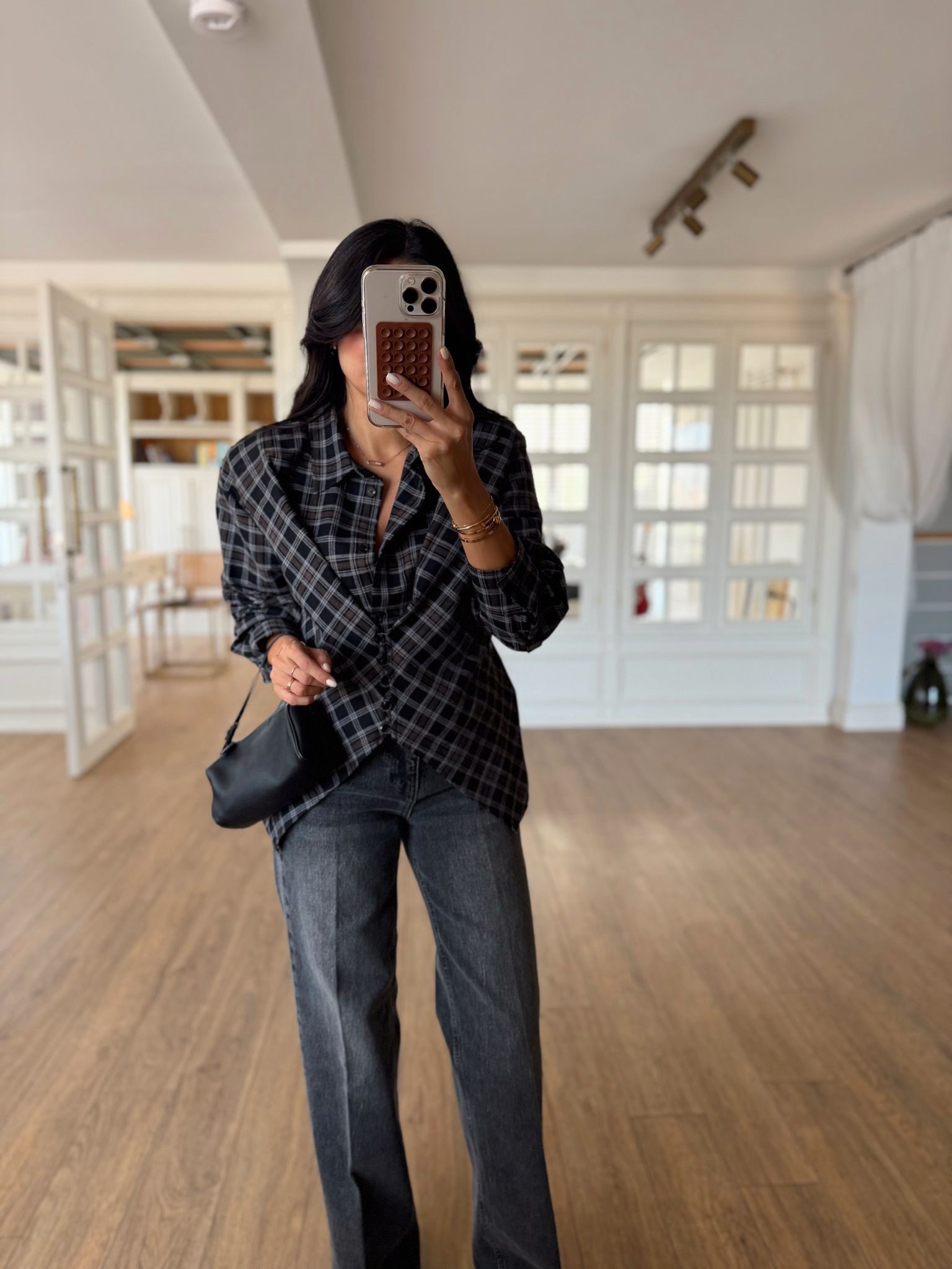 Kareli Omuz Vatkalı Asimetrik Detaylı Ön Çift Düğmeli Gömlek