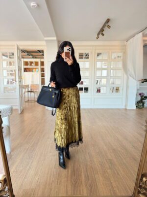 Temowin Kadife Dokulu Etek Ucu Dantelli Kendinden Kırışık Midi Etek