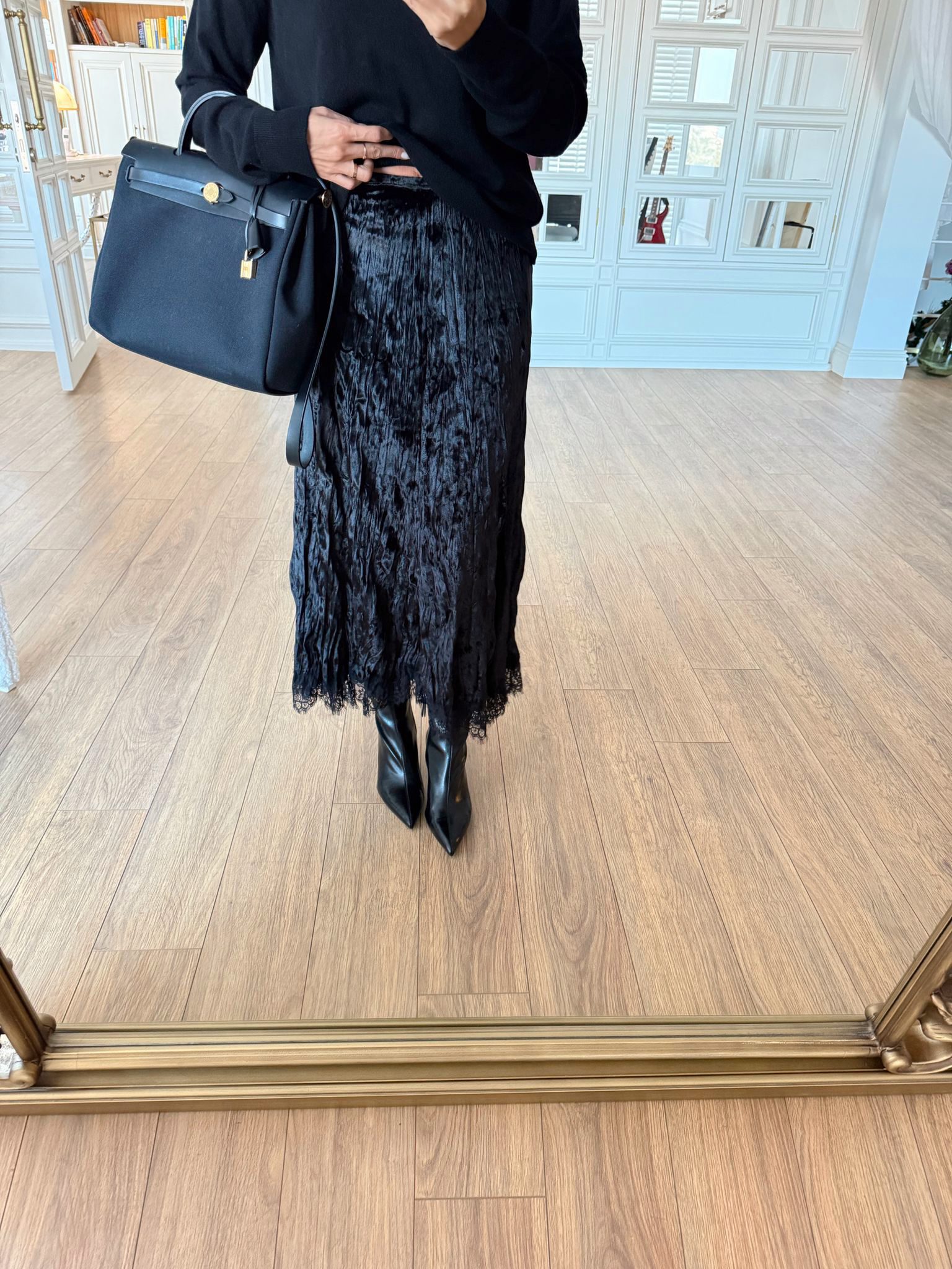 Temowin Kadife Dokulu Etek Ucu Dantelli Kendinden Kırışık Midi Etek