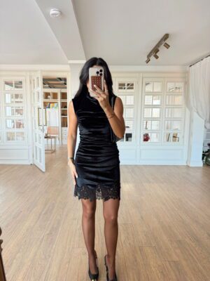 Astral Siyah Drapeli Sıfır Kollu Etek Ucu Dantelli Kadife Elbise