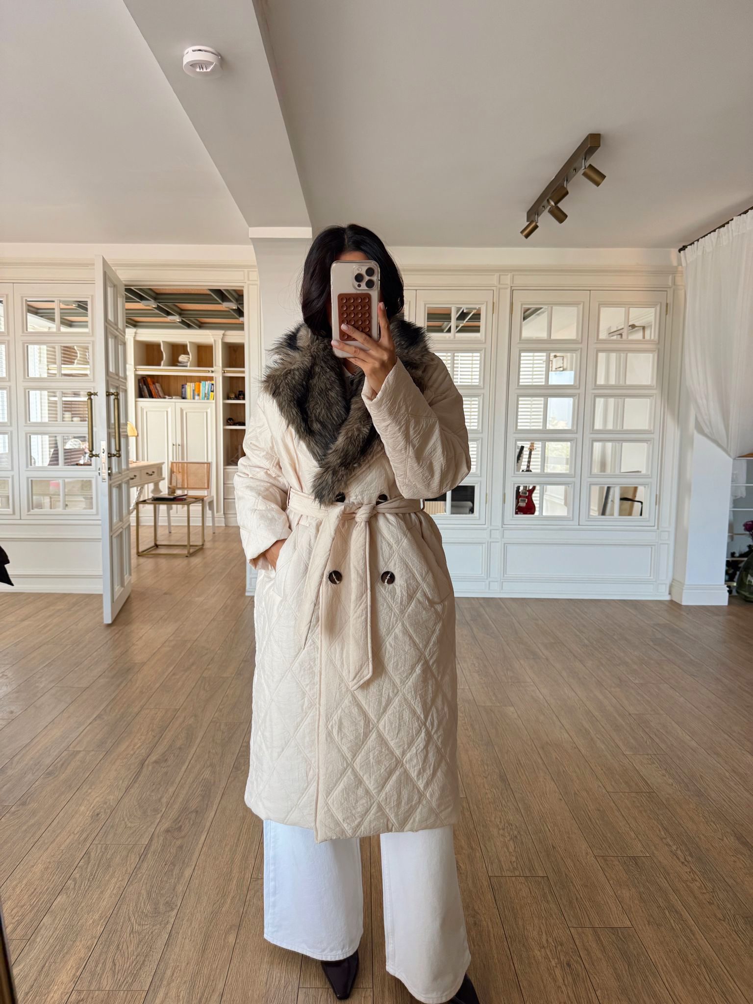 Killy Yakası Kürk Detaylı Kuşaklı Uzun Kapitone Mont