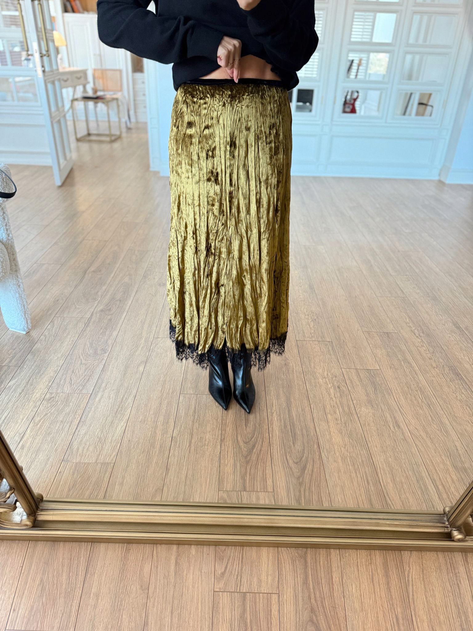 Temowin Kadife Dokulu Etek Ucu Dantelli Kendinden Kırışık Midi Etek